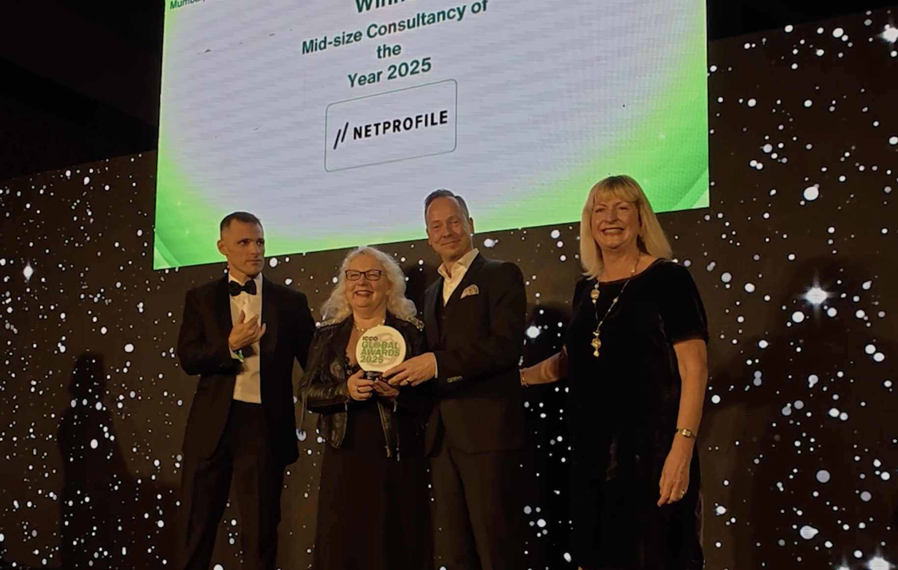 Netprofilen perustajat Christina Forsgärd ja Juha Frey vastaanottivat palkinnon ICCO-gaalassa.