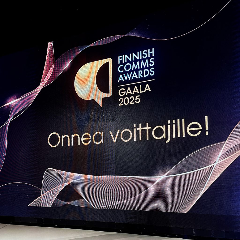 Finnish Comms Awards -gaala 2025 onnea voittajille teksti näytöllä.