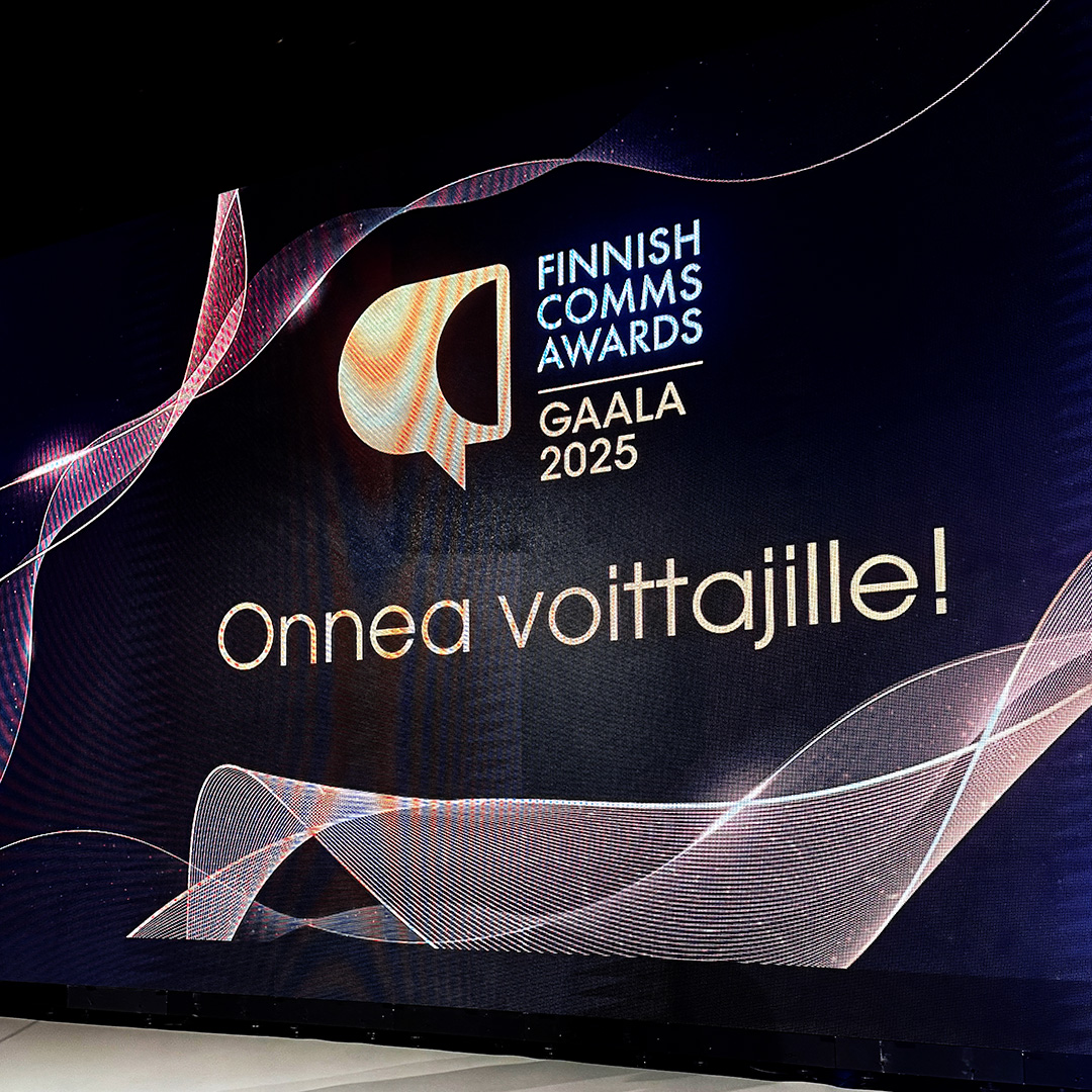 Finnish Comms Awards -gaala 2025 onnea voittajille teksti näytöllä.